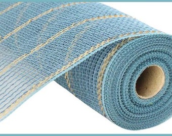 Op de afbeelding: Een rol decoratief mesh-lint in lichtblauw met gouden strepen. Het mesh is opgerold en toont de textuur en het patroon. Deze knutselbenodigdheid is geschikt voor diverse doe-het-zelf projecten.