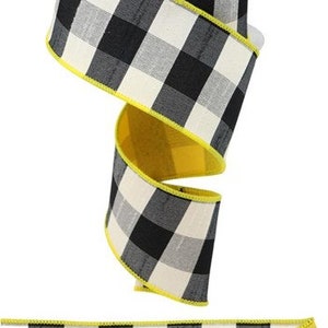 Peut inclure: Rouleau de ruban décoratif à motif de carreaux noir et blanc. Le ruban a un bord jaune et un dessous jaune. Idéal pour l'artisanat, l'emballage de cadeaux et les décorations saisonnières. La largeur du ruban est d'environ 6 cm.