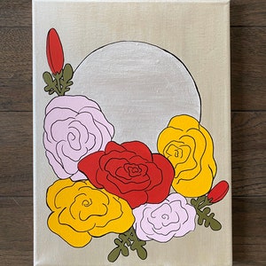 Puede incluir: Una pintura de un ramo de flores en tonos amarillos, rojos, rosas y verdes. Las flores están dispuestas alrededor de un círculo blanco sobre un fondo beige.