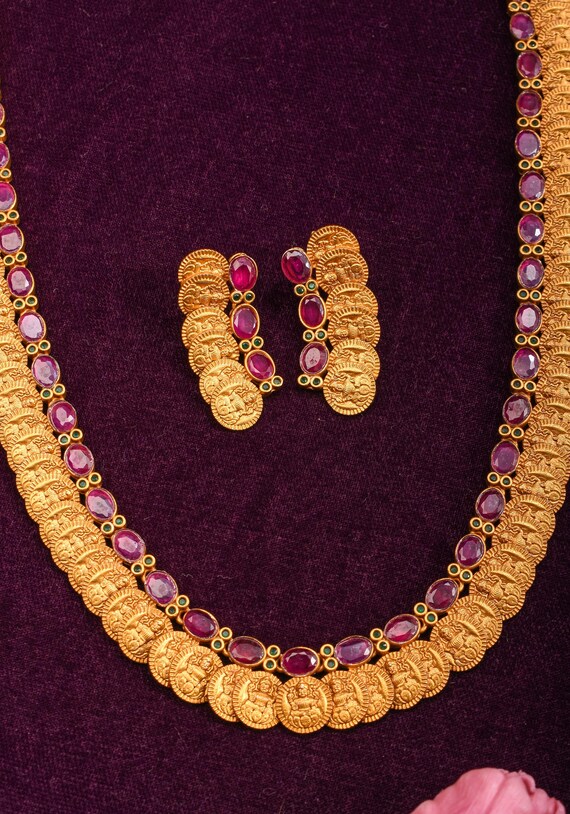 Antike goldene Mala Lakshmi Kaasu mit roten Steinen und passenden Ohrringen Etsy