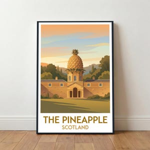 Puede incluir: Una impresión artística enmarcada que presenta una ilustración estilizada de The Pineapple en Escocia. La obra de arte representa una estructura dorada en forma de piña sobre un edificio, con un cielo al atardecer y vegetación exuberante. Texto: "THE PINEAPPLE SCOTLAND".