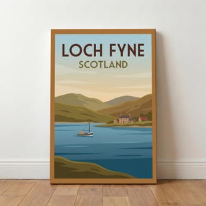 Könnte beinhalten: Gerahmter Kunstdruck mit einer Landschaftsansicht von Loch Fyne, Schottland. Das Kunstwerk zeigt ein Boot auf dem Wasser, Hügel und Gebäude. Der Text "LOCH FYNE SCOTLAND" ist oben abgebildet.