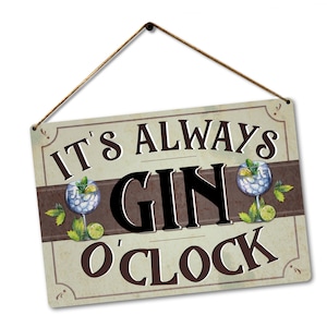 Peut inclure: Une pancarte de style vintage avec un fond brun et du texte blanc qui dit "It's Always Gin O'Clock". La pancarte a deux images de gin tonic de chaque côté du texte.