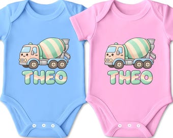 Könnte beinhalten: Zwei kurzärmelige Babybodys, einer in Hellblau und einer in Hellrosa, jeweils mit einer Grafik eines Betonmischers mit lächelndem Gesicht und dem Namen THEO, der in großen, abgerundeten, mehrfarbigen Buchstaben unter dem LKW gedruckt ist.