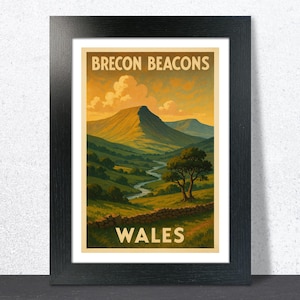 Könnte beinhalten: Ein Vintage-Reiseposter mit einer malerischen Aussicht auf die Brecon Beacons in Wales. Das Poster hat ein gelbes, oranges und grünes Farbschema und zeigt eine Bergkette, einen gewundenen Fluss und ein grünes Tal.