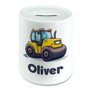 Op de afbeelding: Witte keramische spaarpot met een cartoonontwerp van een gele en zwarte tractor. De naam "Oliver" staat onder de tractor gedrukt.