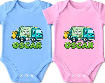 Könnte beinhalten: Zwei kurzärmelige Babybodys, einer in Hellblau und einer in Hellrosa, jeweils mit einer Cartoon-Illustration eines türkisfarbenen Recycling-LKW mit gelber Tonne und dem Namen OSCAR in großen grünen Buchstaben unter dem Fahrzeug.