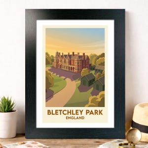 Könnte beinhalten: Gerahmter Druck mit einer stilisierten Illustration von Bletchley Park, England. Das Kunstwerk zeigt ein großes, verziertes Gebäude mit einer langen Auffahrt, umgeben von Bäumen und kleineren Strukturen. Der Text "Bletchley Park England" steht unten.