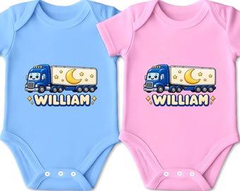 Könnte beinhalten: Zwei kurzärmelige Babybodys, einer in Hellblau und einer in Hellrosa. Beide zeigen eine Grafik eines blauen Cartoon-Sattelschleppers mit einem Anhänger, der einen gelben Halbmond und Sterne zeigt, sowie den Namen WILLIAM in gelben Buchstaben.