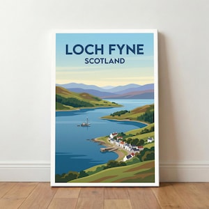 Könnte beinhalten: Gerahmter Kunstdruck mit einer malerischen Ansicht von Loch Fyne, Schottland. Das Kunstwerk zeigt einen blauen See, umgeben von grünen Hügeln und einem kleinen Dorf. Der Text "LOCH FYNE SCOTLAND" ist oben auf dem Druck zu sehen.