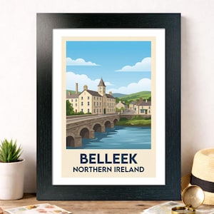 Może przedstawiać: Oprawiony wydruk z ilustracją w stylu vintage plakatu podróżniczego z Belleek, Irlandia Północna. Grafika przedstawia kamienny most nad rzeką, z budynkami i wieżą zegarową w tle pod błękitnym niebem. Tekst "BELLEEK NORTHERN IRELAND" znajduje się na dole.