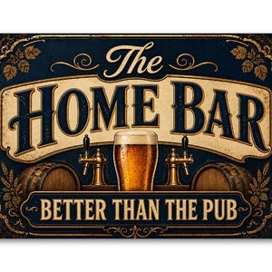 Könnte beinhalten: Rechteckiges Schild mit den Worten "The HOME BAR" in großen Buchstaben im Vintage-Stil. Darunter steht "BETTER THAN THE PUB". Das Schild zeigt ein Bierglas, Zapfhähne und Holzfässer, alles in einem dunkelblauen und goldenen Farbschema.
