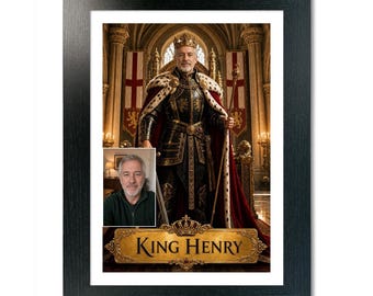 Könnte beinhalten: Gerahmter Druck mit einem Porträt einer Person als König Heinrich, mit Krone und Zepter. Das Bild enthält ein kleineres eingesetztes Foto. Die Worte "King Henry" sind auf einem Banner zu sehen.