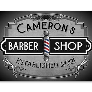 Peut inclure: Panneau rectangulaire en niveaux de gris pour "Cameron's Barber Shop". Il présente un poteau de barbier, des ciseaux et le texte "Established 2021". Le design est d'inspiration vintage, adapté à un salon de coiffure.