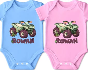 Könnte beinhalten: Ein hellblauer Babybody und ein hellrosa Babybody, jeweils mit einer Cartoon-Illustration eines grünen Geländefahrzeugs mit großen dunkelvioletten Reifen und dem Namen ROWAN, der in dunkelvioletten Buchstaben unter der Grafik gedruckt ist.