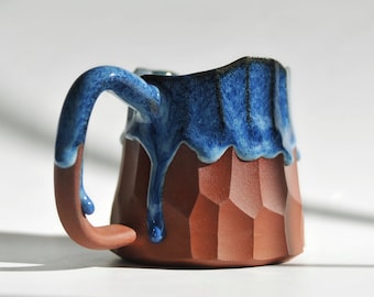 Taza de cerámica hecha a mano de 10 oz con goteos azules, taza de café de cerámica con mango, taza de gres rojo, regalo de mejor amigo, regalo de amante del café