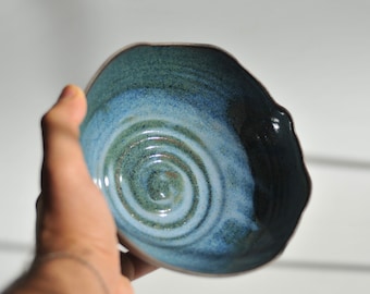 Handgefertigte Keramikobstschale, Steinzeug-Töpferware mit blau / weißem Interieur, Ramenschale mit Fuß, einzigartige Geschenke für Sie
