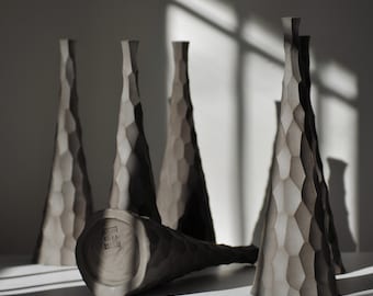 Handgemaakte vaas van zwart aardewerk: rustiek huisdecor, 12 inch hoog