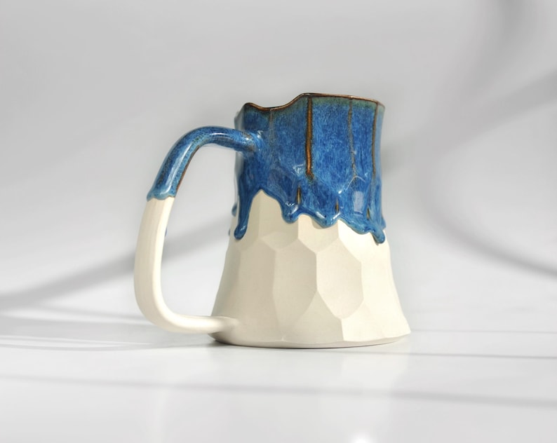 Taza de cerámica blanca con esmalte azul goteante, taza de cerámica hecha a mano con asa, taza grande para café/cerveza, taza de café moderna de 14 oz / 20 oz imagen 1