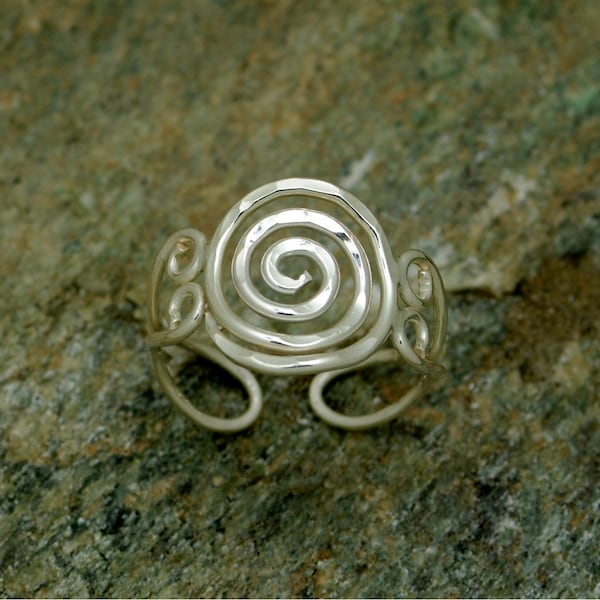 Anneau en spirale argentée | Bijoux grecs | Bague martelée faite à la main l anneaux d’argent l anneau en spirale l anneaux Boho