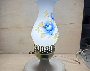 Vintage witte spijkerlamp met glazen orkaankap| Werkt| Handgeschilderde blauwe rozen|