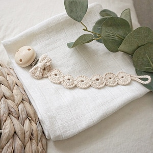 Crochet pacifier chain beige