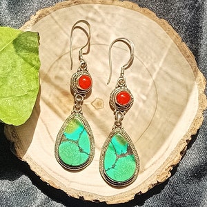 Koraal en turkoois sterlingzilveren hangoorbellen: moderne haaksieraden