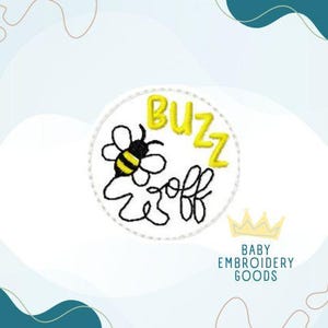 以下が含まれることがあります： 蜂と花のデザインが施された白い刺繍パッチ。"Buzz Off"という文字が黄色の糸で刺繍されています。