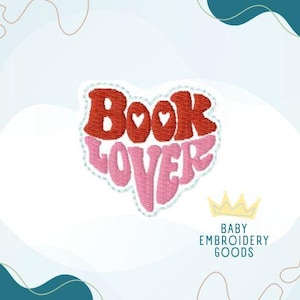 Op de afbeelding: Geborduurde patch in de vorm van een hart met de woorden "Book Lover" in rood en roze. De patch heeft een witte rand en de tekst "Baby Embroidery Goods" staat onder een gouden kroon.