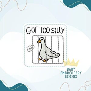 以下が含まれることがあります： 「GOT TOO SILLY」の文字が入った檻の中にいる白いガチョウの刺繍パッチ。ガチョウはオレンジ色のくちばしと足を持っています。パッチは白い縁取りで囲まれ、「BABY EMBROIDERY GOODS」の文字が入っています。