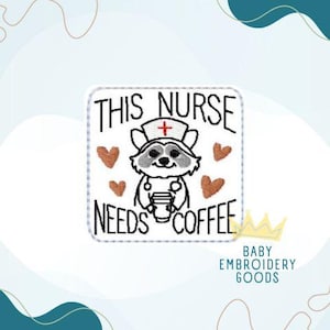Può includere: Toppa ricamata con un procione con cappello da infermiera che tiene una tazza di caffè. Il testo recita "THIS NURSE NEEDS COFFEE" con cuori marroni. La toppa è quadrata con sfondo bianco.