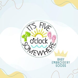 Può includere: Design di ricamo circolare bianco con il testo "It's Five o'clock Somewhere" con un sole, palme e infradito.