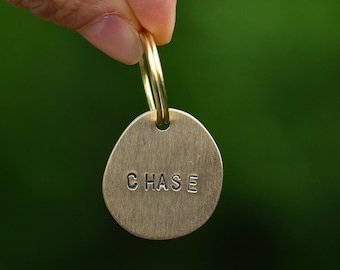 Etiqueta de identificación de mascota de latón estampada a mano: Etiqueta de collar personalizada para perros y gatos