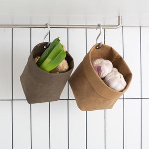 Cestini appesi, sacchetti per l'aglio, contenitori da cucina, contenitori da parete, sacchetti di carta lavabili, fioriere da parete. Organizer da parete