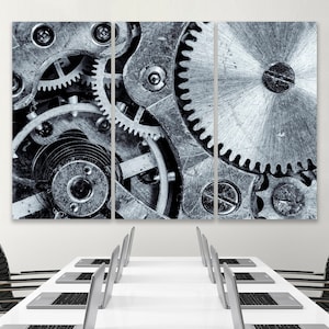 Könnte beinhalten: Nahaufnahme eines Getriebes aus Metall mit filigranen Details. Die Zahnräder sind aus silbernem Metall und haben einen abgenutzten, industriellen Look. Das Bild ist in Schwarzweiß.