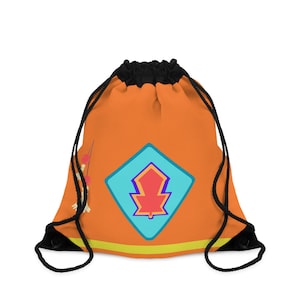 Può includere: Zaino con coulisse arancione con coulisse nere e parte superiore nera. La borsa presenta un diamante turchese con un design rosso e arancione. Una striscia gialla corre lungo il fondo della borsa.