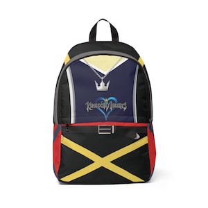 Può includere: Zaino nero con un design ispirato al videogioco Kingdom Hearts. Lo zaino presenta un pannello blu navy con una corona e il logo del gioco, un motivo a X giallo e nero e dettagli rossi.