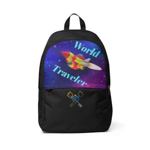 Può includere: Zaino nero con una grafica di razzo colorata e le parole "World Traveler" in blu. Lo zaino presenta anche un disegno di chiavi e un cuore. La borsa ha una tasca frontale con cerniera e una maniglia superiore.