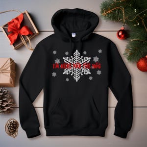 Sudadera con la frase &quot;Estoy aquí por el ponche&quot; - Camiseta con ponche de huevo - Camiseta con ponche de huevo de Navidad - Camiseta de Navidad - Camiseta de Feliz Navidad - Camiseta de fiesta de Navidad