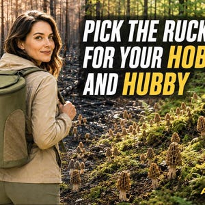 Peut inclure: Un sac à dos cylindrique vert olive avec un motif de champignon et le texte ACROPOLIS. Le texte PICK THE RUCKSACK FOR YOUR HOBBY AND HUBBY est affiché. Le sac possède des poches latérales en filet et des bretelles réglables.