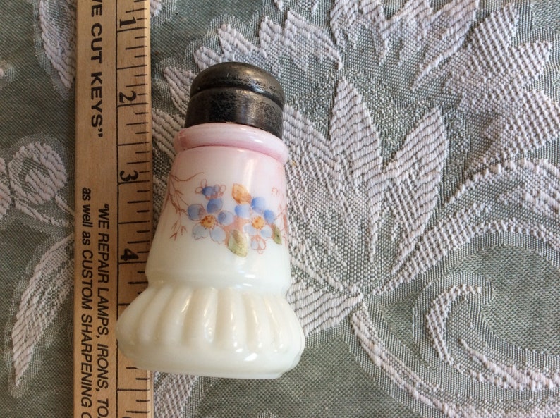 Washington Antique salt shaker creased neck Mt