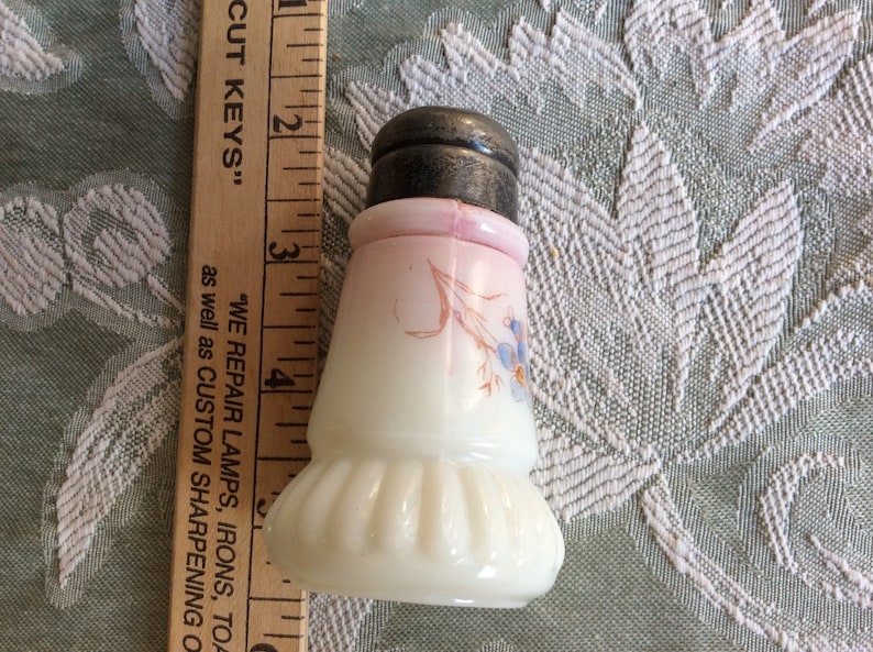 Washington Antique salt shaker creased neck Mt