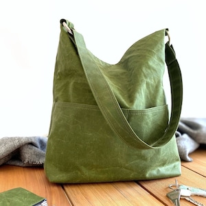 Grüne Damentasche aus Waxed Canvas | vegane Hobo Tasche | Umhängetasche Canvastasche lässigen Stil | auf Bestellung