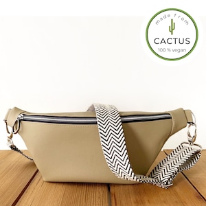 weiche beige Bauchtasche mit breitem Baumwollgurt aus Desserto, vegane umweltfreundliche Alternative zu Leder, kleine Crossbody-Bananentasche