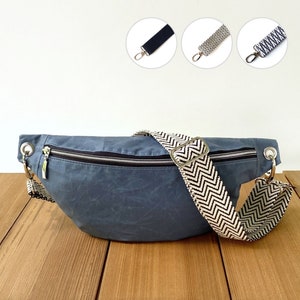 Jeansblaue Vegane slouchy Gürteltasche aus gewachster Baumwolle (Oilskin), echte Crossbody Tasche für Frauen und Männer