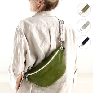 Weiche, slouchige Bauchtasche mit breitem Baumwollgurt aus grüner, gewachster Baumwolle (Oilskin), kleine Crossbody-Bananentasche für Festival und Reisen