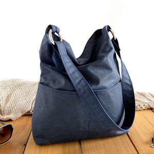 Marineblaue Hobo Tasche für Frauen aus Wachstuch, vegane Umhängetasche