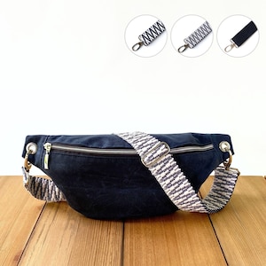 Weiche, slouchy Bauchtasche in navy blau aus gewachster Baumwolle (Oilskin) mit breiten Trageriemen, kleine Crossbody-Bananentasche für Festival und Reisen