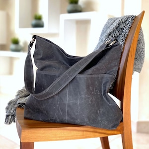 große graue Hobotasche für Frauen | Umhängetasche aus veganem Oilskin | auf Bestellung