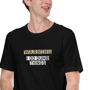 Rolig "Jag gör dumma saker" unisex t-shirt